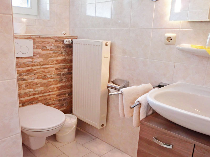 Badezimmer im Doppelzimmer Classic mit Balkon im Hotel Drachenburg